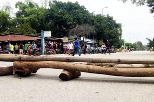 Quảng Ngãi: Người dân dựng barie chặn quốc lộ phản đối xe tải chạy ẩu