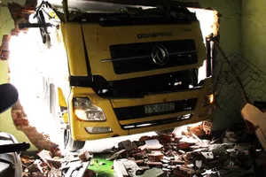 Xe tải mất lái tông thẳng vào nhà, 3 người thoát nạn trong gang tấc