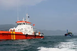 Tàu SAR 27-01 đang ứng cứu 10 ngư dân Quảng Ngãi bị ngộ độc trên biển