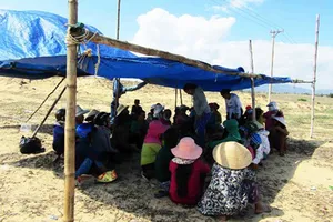 Dân tụ tập, chặn xe dịch vụ chở đoàn công binh đi rà phá bom mìn cho dự án điện mặt trời