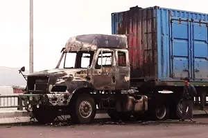 Xe tải đang lưu thông bỗng bốc cháy, tài xế nhảy khỏi cabin thoát nạn