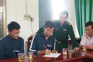 Matillano B. Benjie và Rapisa Rene đang làm các thủ tục với đơn vị chức năng ở Bình Định