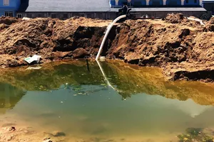 Hiện trường xảy ra vụ việc 2 cháu nhỏ sụp hố tử vong tại TT Phú Phong, huyện Tây Sơn.