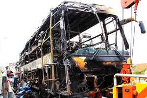 Xe khách bốc cháy dữ dội, 40 hành khách thoát nạn trong gang tấc