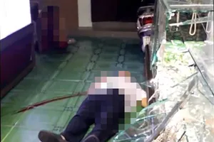 Bắt đối tượng cầm búa tấn công vợ chồng chủ tiệm vàng