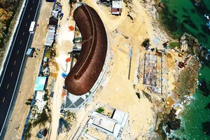 Cận cảnh 2 khu resort vừa bị thổi phạt dọc bờ biển Quy Nhơn