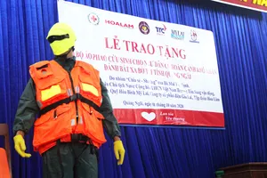 Trao 500 áo phao cho ngư dân nghèo Quảng Ngãi