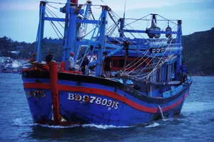 Tàu cá của ngư dân Khánh đưa ngư dân bị nạn vào bờ. Ảnh: CÔNG CƯỜNG