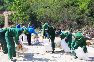 Ra quân làm sạch biển, trồng cây xanh hưởng ứng "Tháng 3 biên giới"