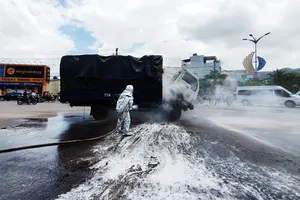 Xe tải chở dầu điều bất ngờ bốc cháy trên quốc lộ 1A