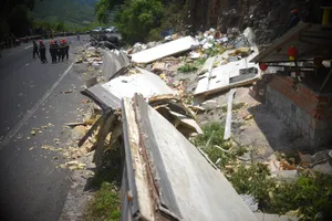 Xe tải tông vào vách núi, 2 người tử vong tại chỗ