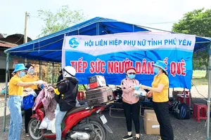 Phú Yên, Bình Định nấu cơm “tiếp sức” người dân đi xe máy về quê 