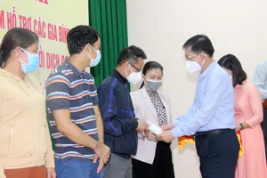  Bình Định trao 14 sổ tiết kiệm cho con em của người dân tử vong do Covid-19