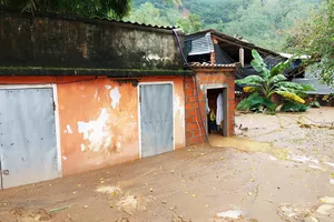 Núi Cấm tiếp tục sạt đổ, bùn đất tràn vào nhà dân cao 1,5m, lúa thóc, gà vịt bị vùi lấp