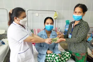 Trao 38,5 triệu đồng bạn đọc Báo SGGP giúp 2 hoàn cảnh ở Bình Định