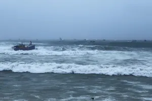 Mưa lớn, lốc xoáy gây thiệt hại nặng nề ven biển Phú Yên, Bình Định