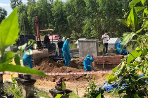 Khai quật mộ người đàn ông 54 tuổi nghi do con trai sát hại