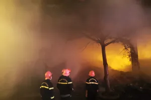 Hàng trăm chiến sĩ trắng đêm khống chế đám cháy lớn ở TP Quy Nhơn