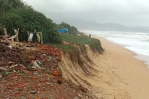 Sơ tán khẩn cấp gần 20 hộ dân do sạt lở bờ biển