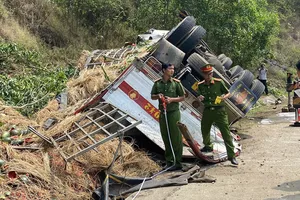 Vụ lật xe chở dưa hấu, 9 người thương vong: Không tìm được "cửa thoát", tài xế chọn lao vào vách núi