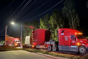 Phát hiện 2 xe tải vận chuyển hàng quá khổ sai với quy định