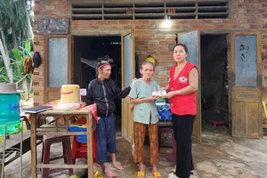 Bạn đọc Báo SGGP tiếp tục giúp đỡ cụ bà nuôi con bại não