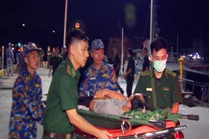 Tàu biên phòng Bình Định kịp thời ứng cứu ngư dân Quảng Nam bị nạn 