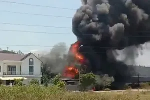 Lửa thiêu rụi xưởng phun sơn PU ở Bình Định