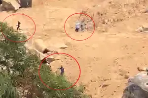 Công an nổ súng vây bắt nhóm "đá tặc" quy mô lớn ở núi Hòn Chà