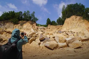 Cận cảnh hiện trường "đá tặc" hoành hành ở núi Hòn Chà