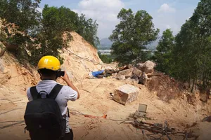 Mục kích thủ đoạn tinh vi của "đá tặc" ở núi Hòn Chà
