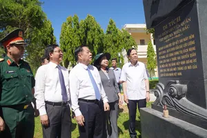 Trưởng Ban Tuyên giáo và Dân vận Trung ương dâng hoa tại Di tích Quốc gia Cảng Quy Nhơn