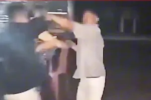 Bình Định: Xác minh, làm rõ clip người của quán cơm đánh khách 