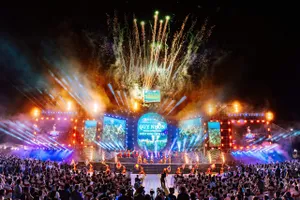 "Biển người" vây kín đêm khai mạc lễ hội du lịch hè Bình Định