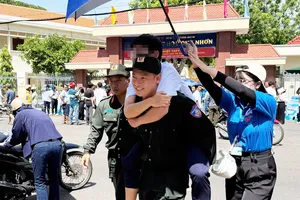 Bình Định: Cảnh sát cơ động cõng thí sinh bị gãy chân vào phòng thi