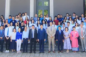 Các đại biểu, nhà khoa học, học viên giao lưu tại sự kiện. Ảnh: TRUNG NHÂN