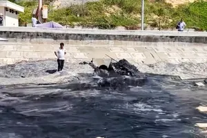 Họp "nóng" xử lý vụ xả nước thải đen ngòm ra bãi biển du lịch