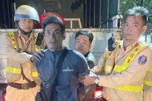 Lực lượng cảnh sát bắt được đối tượng Dương Chí Tính. Ảnh: Công an cung cấp