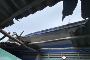 Thời tiết xấu, sét đánh hư hại nhà dân trên đảo Cù Lao Xanh