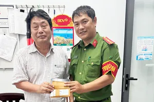 Tìm được ví làm rơi, du khách Hàn Quốc viết thư cảm ơn công an