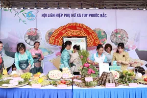 Phụ nữ đất võ tranh tài làm bánh, kỷ niệm lễ giỗ vua Quang Trung