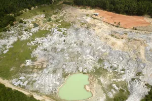 Bãi thải bột đá khổng lồ ở núi Hòn Ách, đe dọa môi trường sống