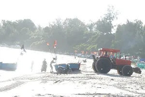 Ngư dân Gia Lai chủ động di dời tàu thuyền tránh bão, triều cường