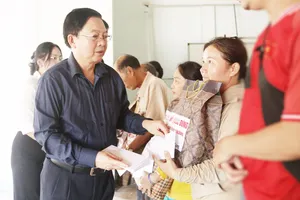 Phó Thủ tướng Hồ Quốc Dũng động viên, trao quà cho người dân tâm bão Gia Lai