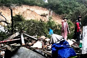 Lực lượng chức năng đang nỗ lực tìm kiếm người mắc kẹt sau vụ sạt lở núi ở Hải Minh