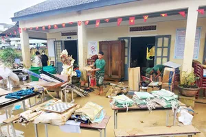 Giáo viên vùng lũ lo học sinh không còn sách vở đến trường