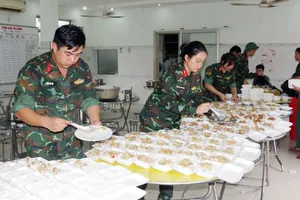 Thiết lập các bếp ăn dã chiến giúp người dân vùng lũ Đắk Lắk