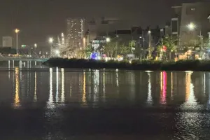 Huy động thợ lặn tìm kiếm cháu bé đuối nước ở sông Hà Thanh