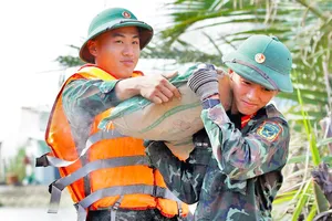 Bộ đội làm xuyên lễ, "thần tốc" dựng lại mái ấm cho người dân vùng bão lũ