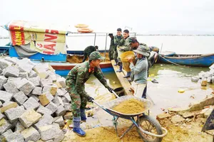 Bộ đội xuyên tết, băng sông dựng lại mái ấm ở vùng bão lũ